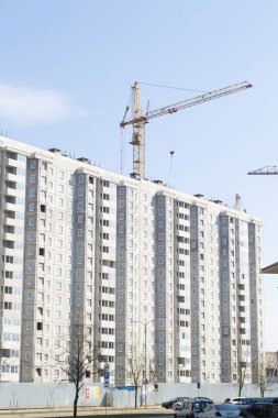 Minsk 'te vinçli ve binalı inşaat alanı