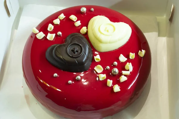 Модный торт из мусса с красным зеркалом, украшенный сердечками. — стоковое фото