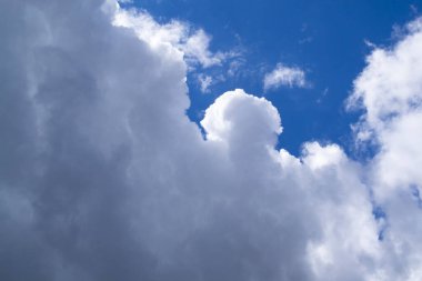 Uçsuz bucaksız mavi gökyüzü ve bulutlar yazın gökyüzü