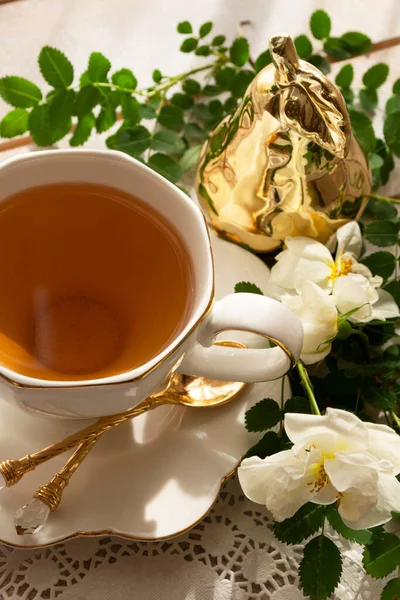 Rosas de chá em uma xícara branca em uma mesa de madeira. estilo rústico. — Fotografia de Stock