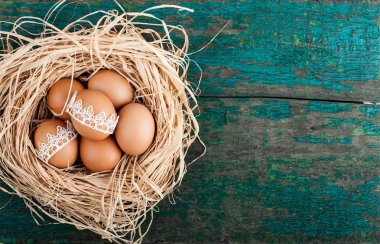 Rustik ahşap plakalar üzerinde yuvadaki yumurta. Tatil arka plan