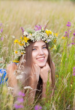 Bir çelenk giyen genç güzel sevimli romantik kız portresi