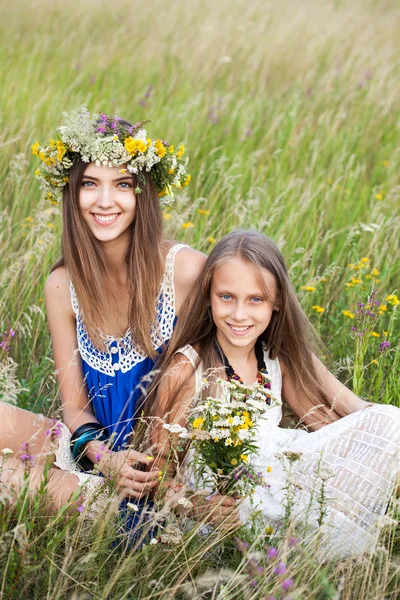 Retrato de dois jovens bonito romântico menina feliz vestindo — Fotografia de Stock