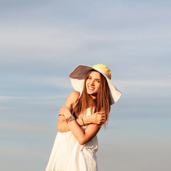 Schoonheid romantische vrouw buitenshuis. Mooie tiener Model meisje Dre — Stockfoto