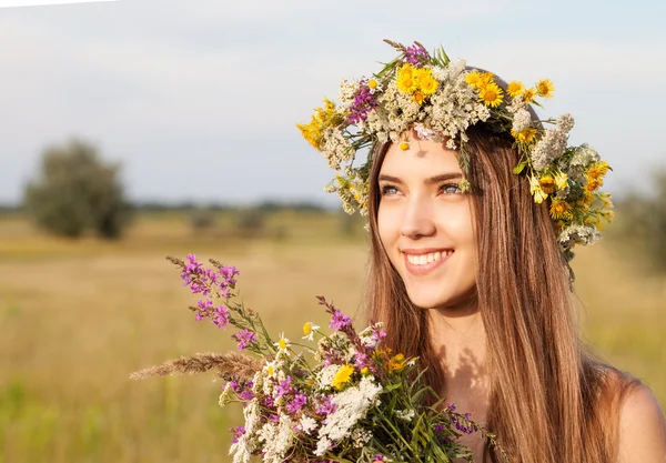 Ritratto di giovane bella ragazza romantica carina che indossa una ghirlanda — Foto Stock