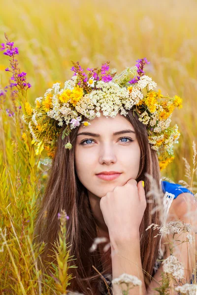 Retrato de jovem bonita menina romântica bonito vestindo uma grinalda — Fotografia de Stock