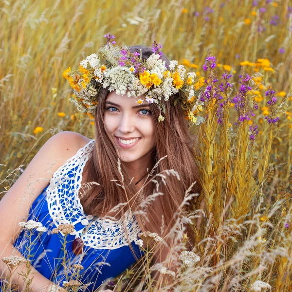 Retrato de jovem bonita menina romântica bonito vestindo uma grinalda — Fotografia de Stock