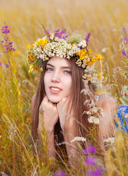 Retrato de jovem bonita menina romântica bonito vestindo uma grinalda — Fotografia de Stock