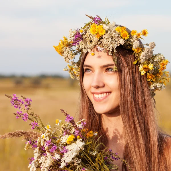 Portrait of young beautiful cute romantic  girl wearing a wreath — Stock Photo, Image