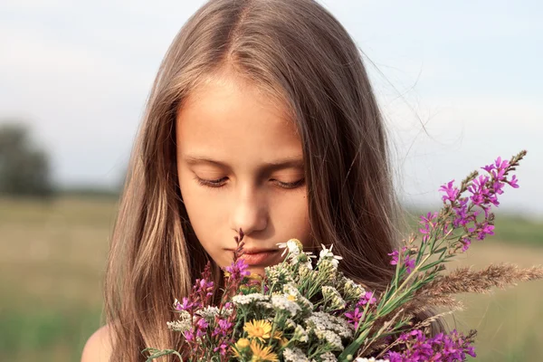 花を持つ美しい少女。夏には幸せな子。春の時間. — ストック写真