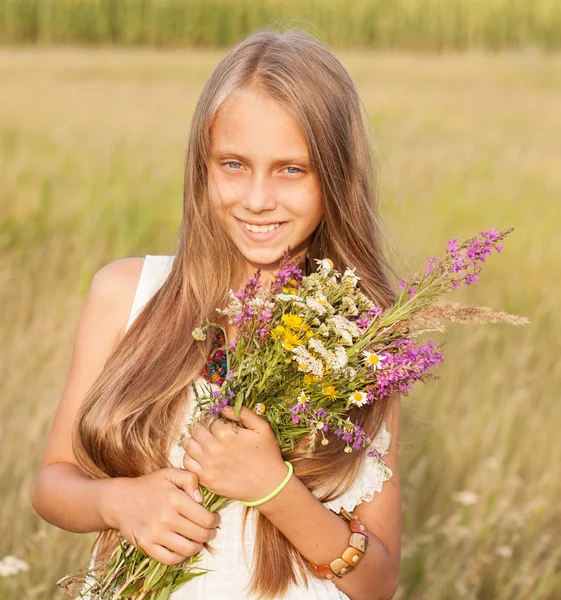 Beautiful Girl with Flowers. Happy Child in Summer. Spring Time. — Stock Photo, Image