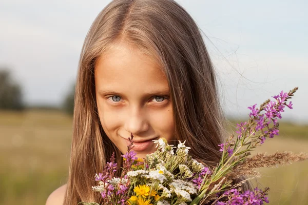 Beautiful Girl with Flowers. Happy Child in Summer. Spring Time. — Stock Photo, Image