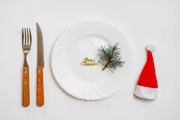 Traditionelle Weihnachtliche Tischdekoration Mit Leerem Weißen Teller Leinenserviette Festlich Dekoriertem — Stockfoto