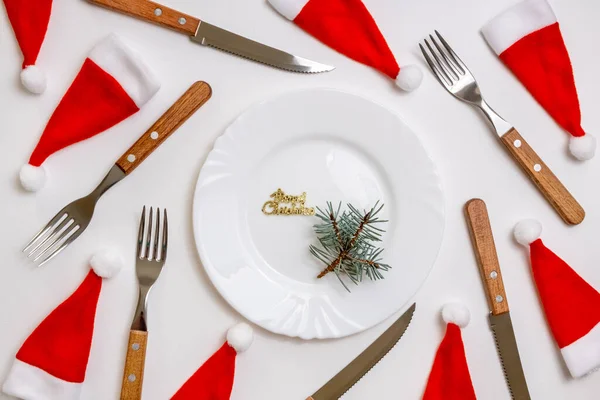 Traditionelle Weihnachtliche Tischdekoration Mit Leerem Weißen Teller Leinenserviette Festlich Dekoriertem — Stockfoto