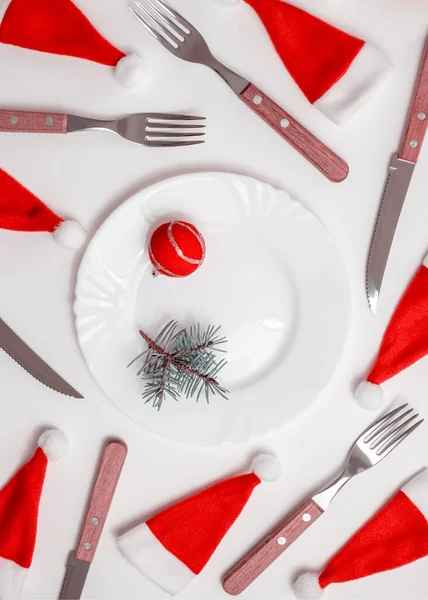 Traditionelle Weihnachtliche Tischdekoration Mit Leerem Weißen Teller Leinenserviette Festlich Dekoriertem — Stockfoto