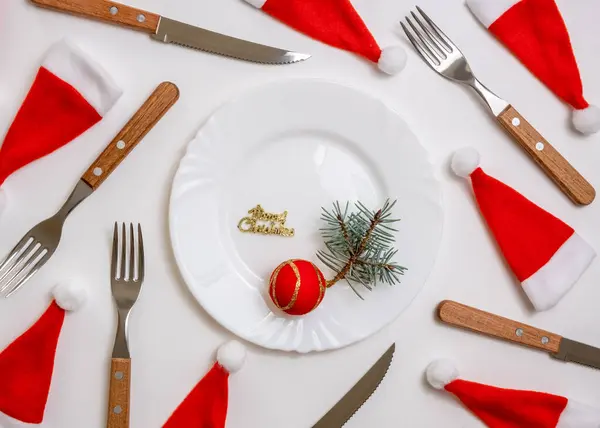 Traditionelle Weihnachtliche Tischdekoration Mit Leerem Weißen Teller Leinenserviette Festlich Dekoriertem — Stockfoto