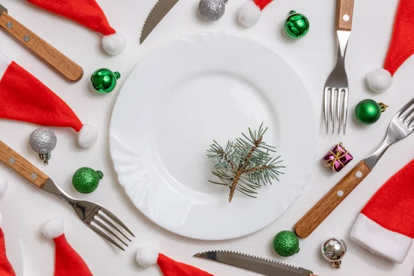 Traditionelle Weihnachtliche Tischdekoration Mit Leerem Weißen Teller Leinenserviette Festlich Dekoriertem — Stockfoto