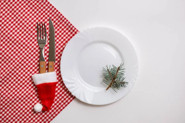 Traditionelle Weihnachtliche Tischdekoration Mit Leerem Weißen Teller Leinenserviette Festlich Dekoriertem — Stockfoto