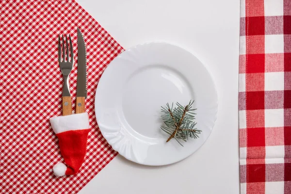 Traditionelle Weihnachtliche Tischdekoration Mit Leerem Weißen Teller Leinenserviette Festlich Dekoriertem — Stockfoto