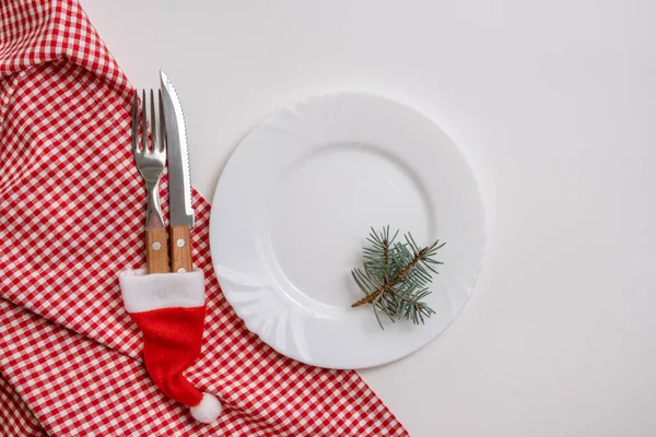 Traditionelle Weihnachtliche Tischdekoration Mit Leerem Weißen Teller Leinenserviette Festlich Dekoriertem — Stockfoto