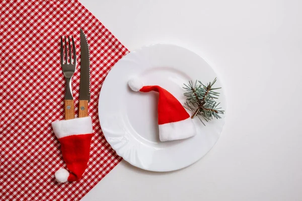 Traditionelle Weihnachtliche Tischdekoration Mit Leerem Weißen Teller Leinenserviette Festlich Dekoriertem — Stockfoto