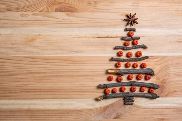 Weihnachtsbaum Aus Holzzweigen Und Vogelbeeren Neujahrskonzept Mit Weihnachtsbaum Mit Stern — Stockfoto