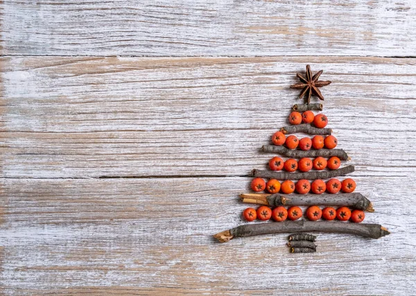 Kerstboom Gemaakt Van Houten Takken Zwanenbessen Nieuwjaarsviering Concept Met Kerstboom — Stockfoto