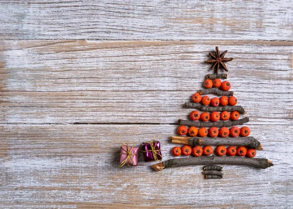 Weihnachtsbaum Aus Holzzweigen Und Vogelbeeren Neujahrskonzept Mit Weihnachtsbaum Mit Stern — Stockfoto