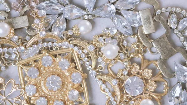 珠宝套装 漂亮的时尚和老式珠宝与宝石 珍珠和钻石 为妇女 许多黄白色金银珠宝的背景 女配件 — 图库照片