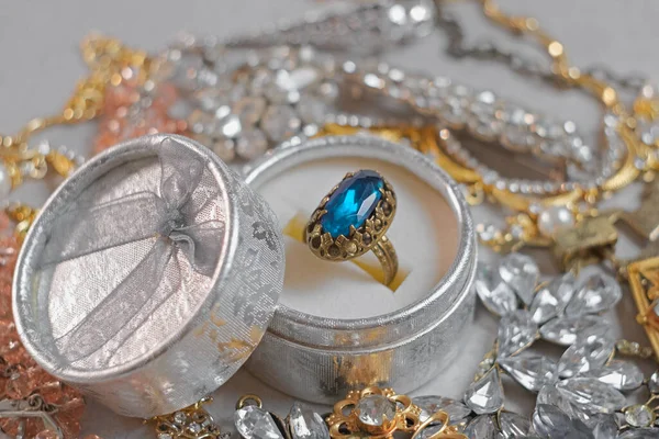 Antiker Ring Mit Blauem Edelstein Box Und Schmuckset Schöne Mode — Stockfoto