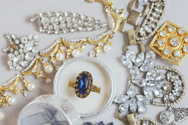 镶嵌蓝宝石和珠宝的古董戒指 漂亮的时尚和老式珠宝与宝石 珍珠和钻石 为妇女 许多金银财宝的背景 旋转的 宏观的 平坦的 闭合的 — 图库照片