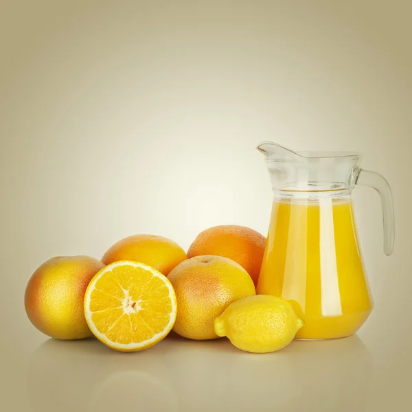 Orange juice and slices of orange — Stock Photo, Image