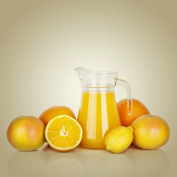 Orange juice and slices of orange — Stock Photo, Image