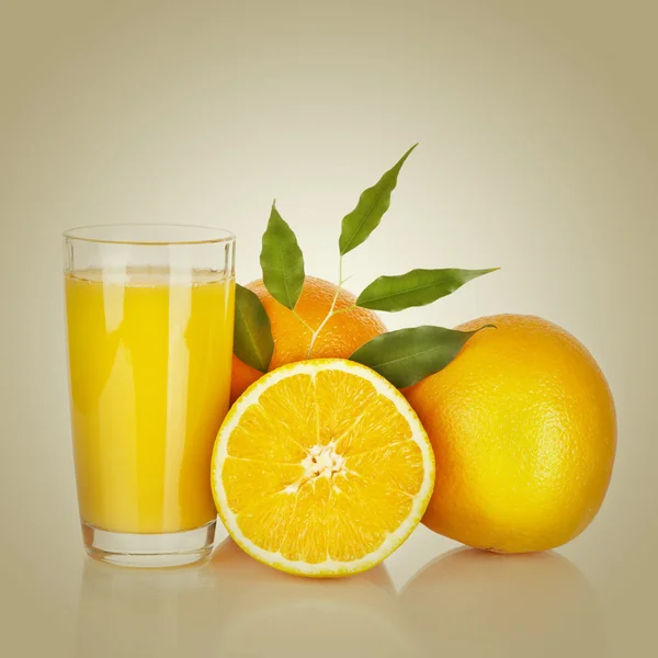 Orange juice and slices of orange — Stock Photo, Image