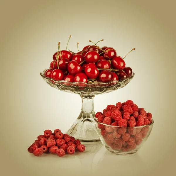 Sweet cherry and raspberry  in vase — Stock Photo, Image