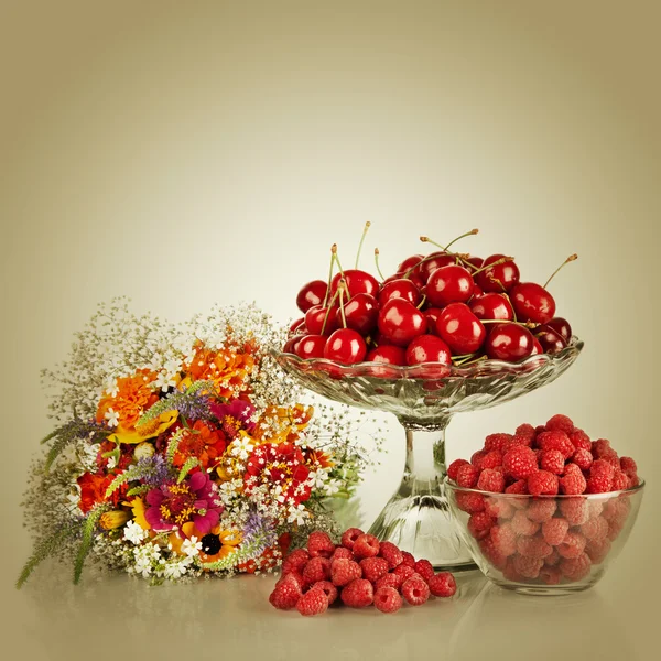 Sweet cherry and raspberry  in vase — Stock Photo, Image