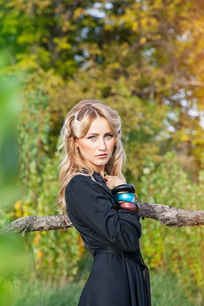 Hermosa mujer rubia en vestido negro en el día de verano, al aire libre —  Fotos de Stock