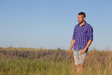 Çekici genç adam bir alanda ayakta