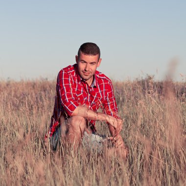 Çekici genç adam bir alanda ayakta