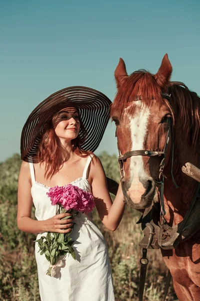 Žena a kůň v létě den, venku. Série — Stock fotografie