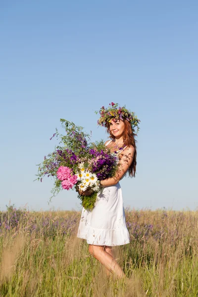 Portrét mladé krásné ženy s kyticí, nosí věnec — Stock fotografie