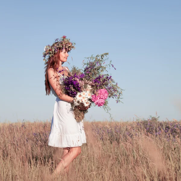 Retrato de Jovem bela mulher com buquê, vestindo uma coroa de flores — Fotografia de Stock