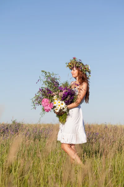 Retrato de Jovem bela mulher com buquê, vestindo uma coroa de flores — Fotografia de Stock