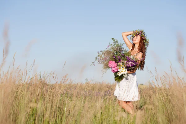 Portret van jonge mooie vrouw met boeket, dragen een krans — Stockfoto