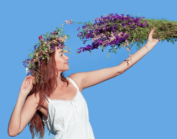 Retrato de Jovem bela mulher com buquê, vestindo uma coroa de flores — Fotografia de Stock