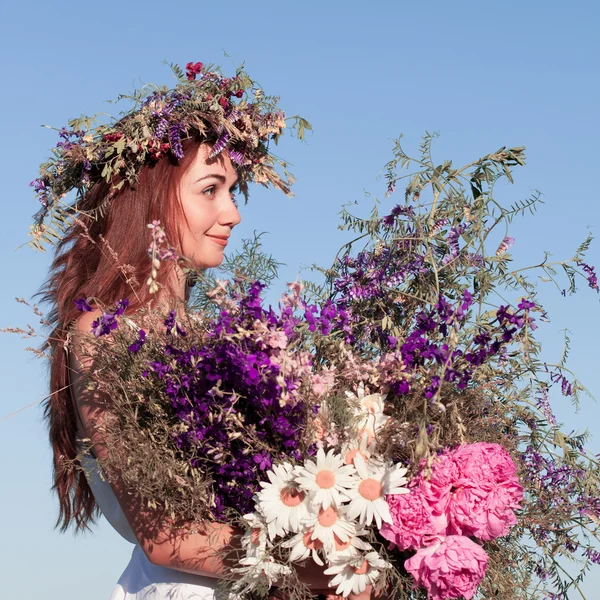 Retrato de joven hermosa mujer con ramo, con una corona — Foto de Stock