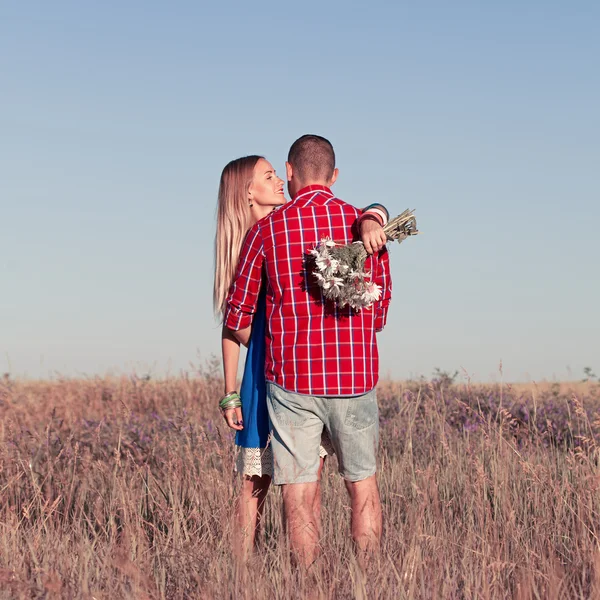 Une histoire d'amour. Beau jeune couple marchant dans la prairie, en plein air — Photo