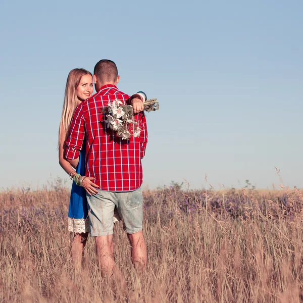 愛の物語。屋外、草原の中を歩いて美しい若いカップル — ストック写真