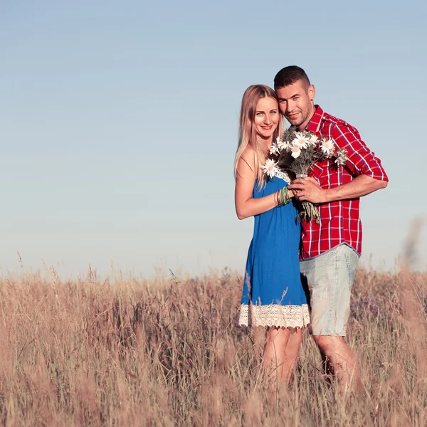 Une histoire d'amour. Beau jeune couple marchant dans la prairie, en plein air — Photo