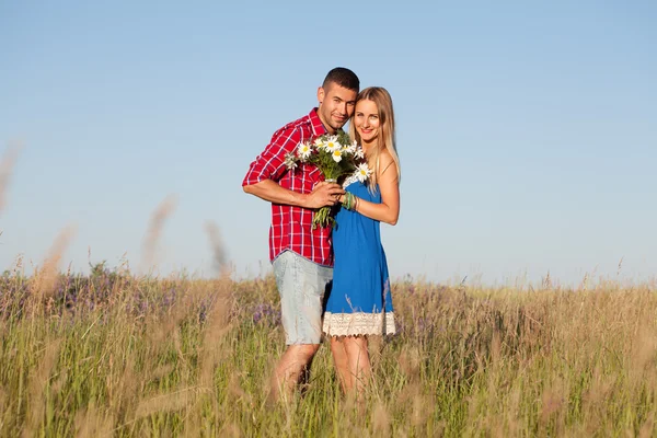 Une histoire d'amour. Beau jeune couple marchant dans la prairie, en plein air — Photo